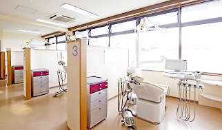 クレア歯科医院 診療室内を含む写真