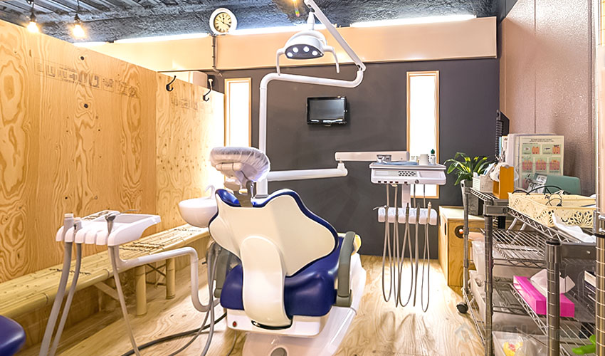 医療法人逆瀬川コート歯科 S.C dental clinic 診療室内を含む写真