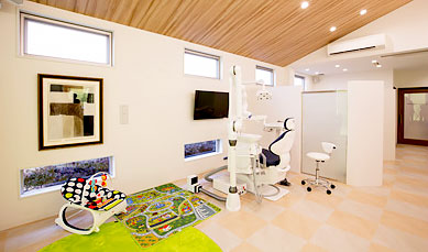 松井ヶ丘はっとり歯科 診療室内を含む写真