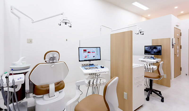 森ノ宮ファミリー歯科 診療室内を含む写真