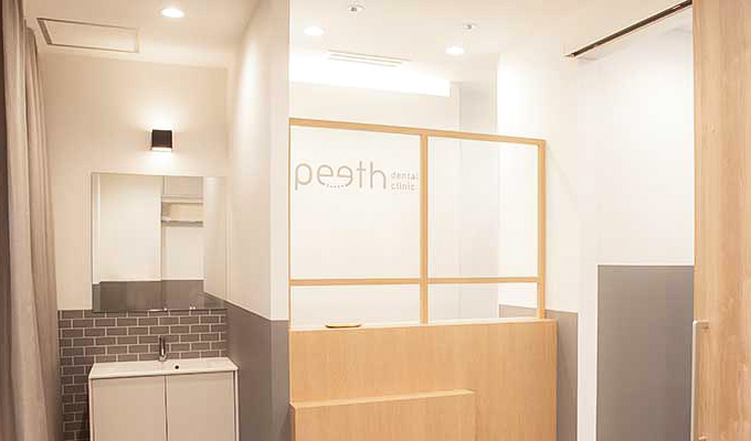 peeth dental clinic河内松原駅 受付を含む写真