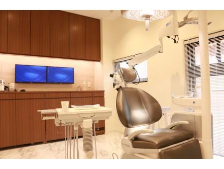 高田歯科口腔外科医院 診療室内を含む写真