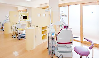 上田歯科医院 診療室内を含む写真