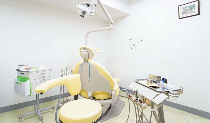 用賀歯科クリニック 診療室内を含む写真