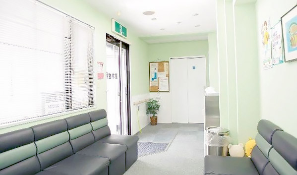 鈴木歯科 診療室内を含む写真