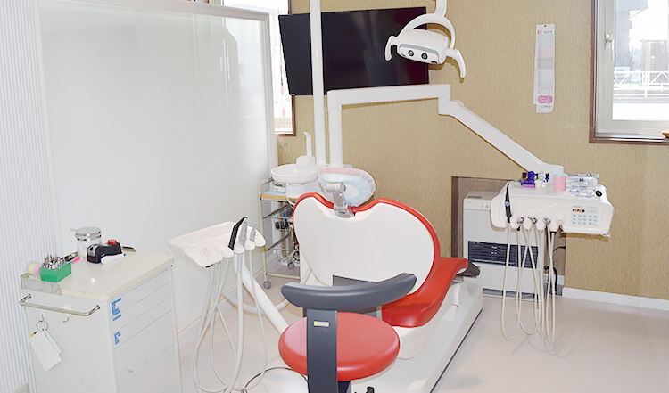 タケダ歯科秋田インプラントクリニック 診療室内を含む写真