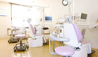 クレセント歯科クリニック 診療室内を含む写真