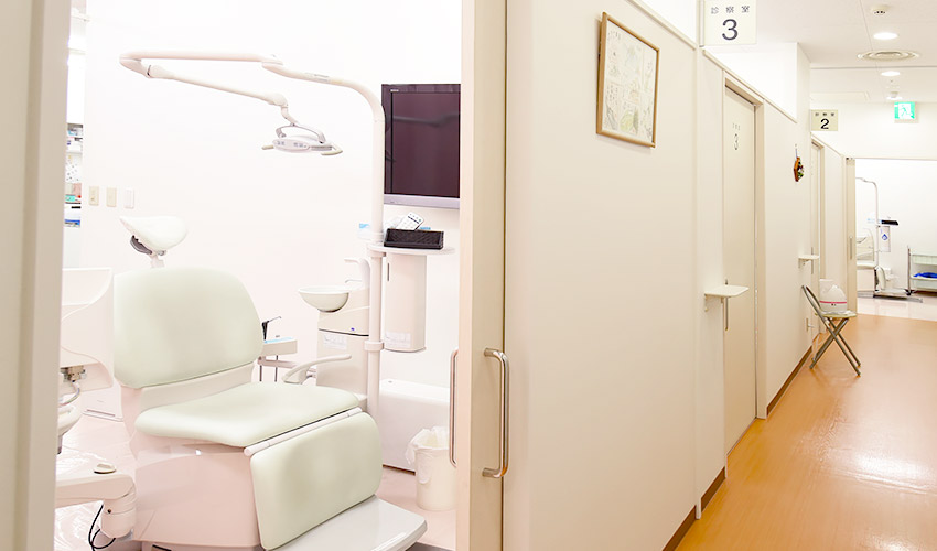 平原歯科 新潟東区役所内診療所 診療室内を含む写真