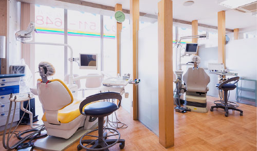 医療法人はしもと歯科クリニック 診療室内を含む写真