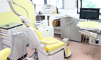 医療法人かつらぎ歯科医院 診療室内を含む写真