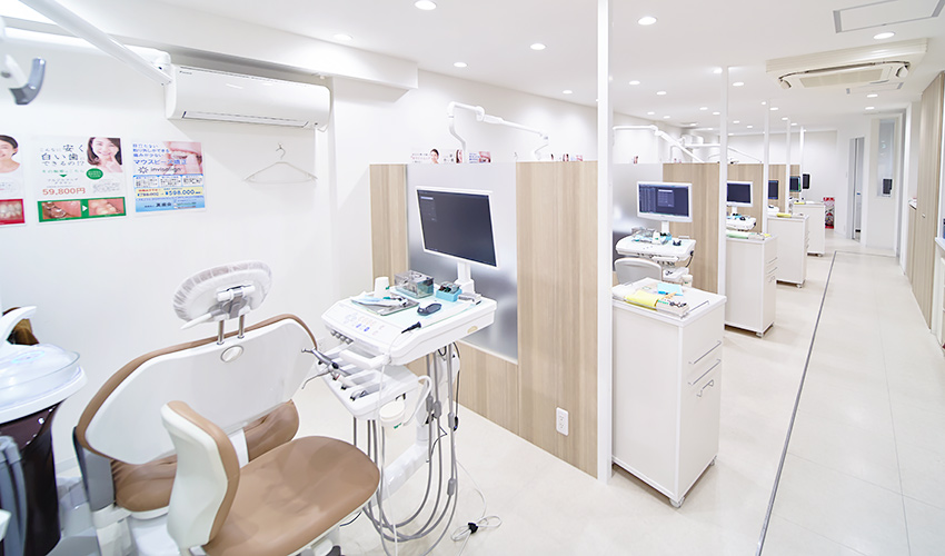 寺田町ファミリー歯科 診療室内を含む写真
